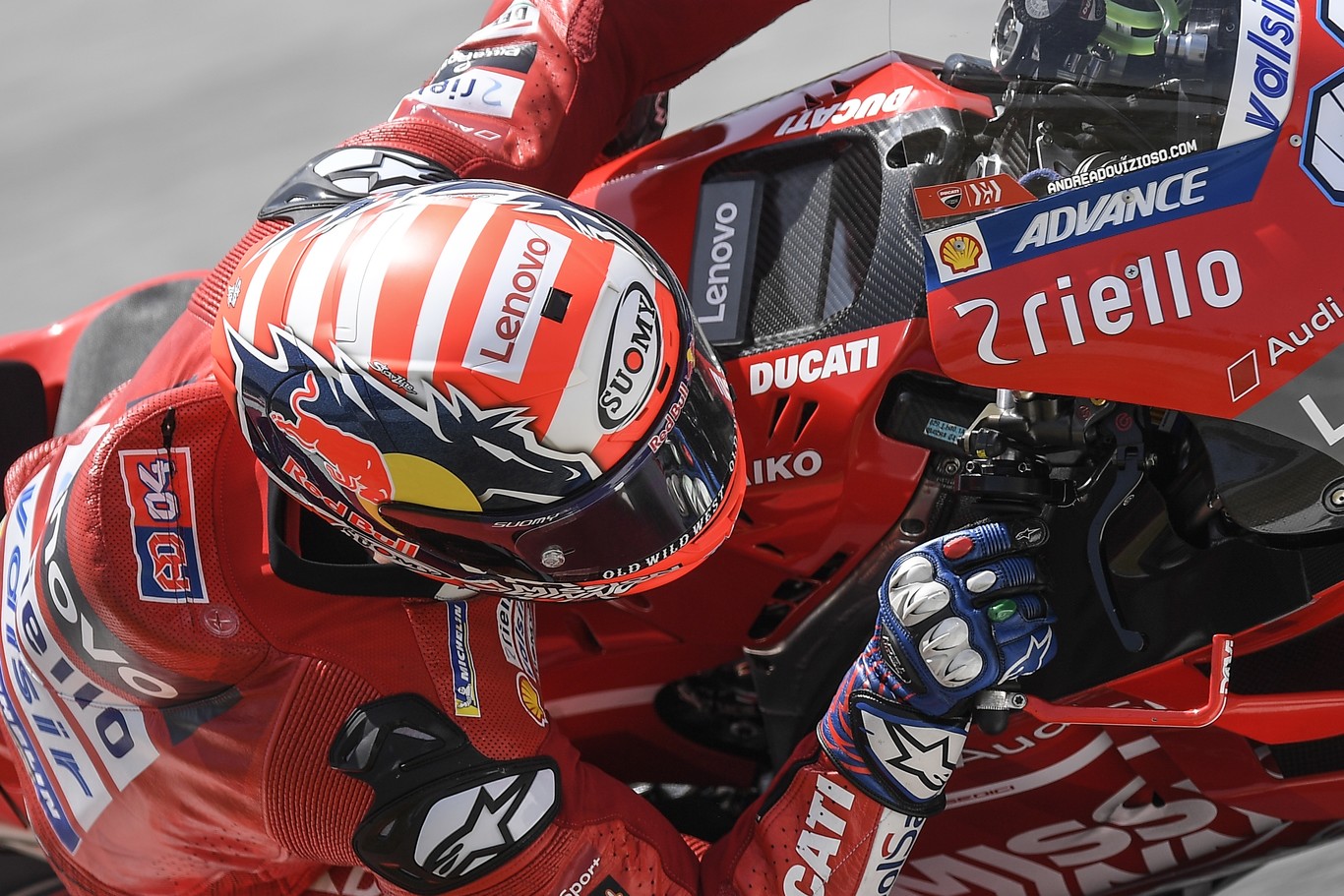 Trampantojos, normativas y prohibiciones: ¿qué ha pasado con los cascos en MotoGP?