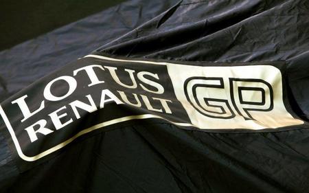 Monos dorados en Lotus Renault GP para combatir el calor de Malasia