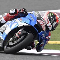 Álex Rins bate a Marc Márquez para liderar el póker español en Losail; Ducati sufre en el estreno de MotoGP