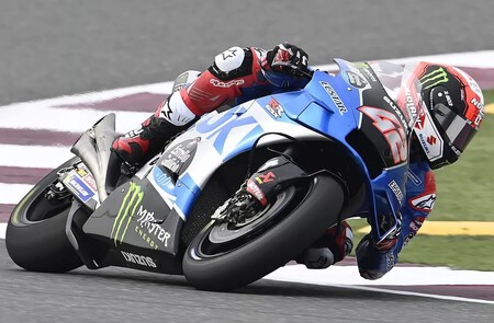 Álex Rins bate a Marc Márquez para liderar el póker español en Losail; Ducati sufre en el estreno de MotoGP