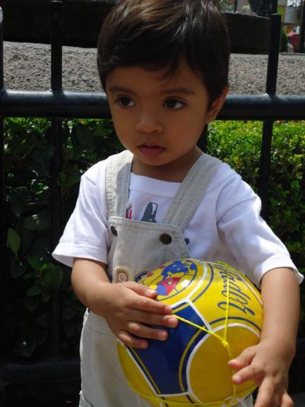La foto de tu bebé: Angel con su balón