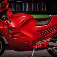 Hace 40 años Lamborghini creó una moto basada en su coche más mítico. Era tan fea y cara que no volvieron a hacer una en su vida 