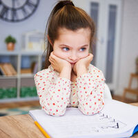 A mi hijo le iba bien en el cole y ahora saca malas notas: qué puede haber detrás 