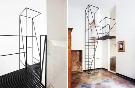 Una ligera escalera de metal en un villa italiana de 1900