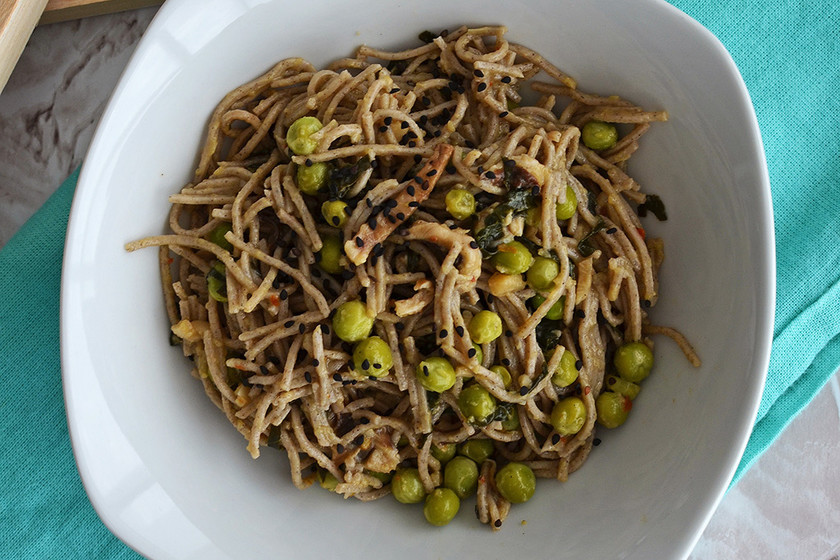 Pasta soba japonesa con hongos y chícharos