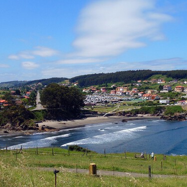 Así es la alternativa tranquila a Cudillero: un pueblo pesquero con playas infinitas y patrimonio histórico en Asturias