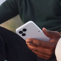 El móvil que puedes reparar y mejorar tú mismo durante años es el Fairphone 6, único en su especie. Puedes elegirlo libre de Google