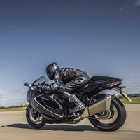 Hace 30 años, un pacto japonés limitaba la velocidad de las motos a 300 km/h. Luego, la Suzuki Hayabusa lo pulverizó al alcanzar casi 450 km/h 