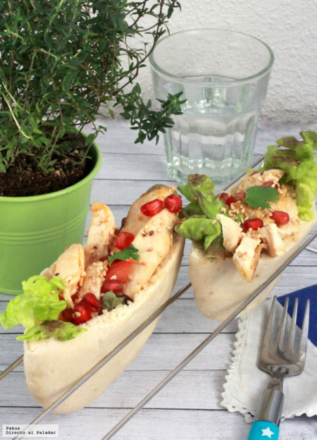 Barquetas de pollo con sésamo y granada en pan de pita. Receta