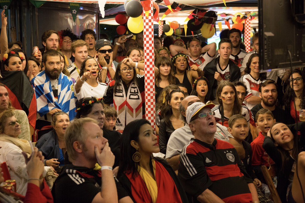 Poner una tele en una plaza para ver el fútbol sale caro. 600 euros es la multa que han puesto a este negocio para ver la Eurocopa 