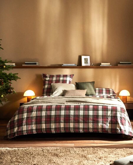 Los cuadros o el tartán y los tonos oscuros son los protagonistas de la ropa de cama de Zara Home para este invierno
