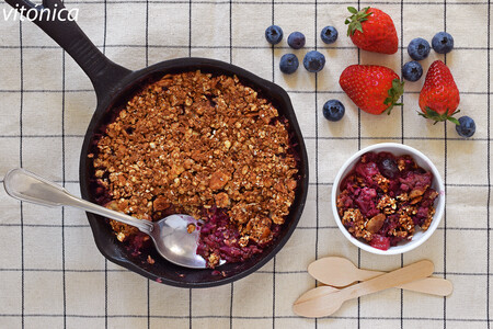 Crumble de fresas y arándanos con avena y almendras: receta saludable para un postre o desayuno fácil sin azúcares refinados