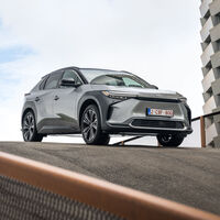 El primer Toyota eléctrico ya estaba disponible, pero no podías comprarlo. Ahora puedes, pero es más caro que el Tesla Model Y