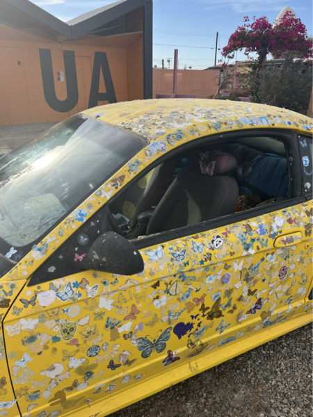 Carro cheio de adesivos em Bombay Beach