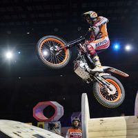 Toni Bou comienza la caza de su 23º título ganando en la primera cita del X-Trial 2018