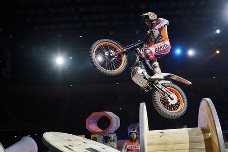 Toni Bou comienza la caza de su 23º título ganando en la primera cita del X-Trial 2018