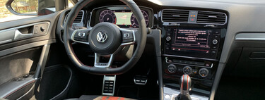 “Intentaremos eliminar los plásticos baratos”. Volkswagen ve claro cómo mejorar los interiores de sus autos: cambiando plásticos por tela
