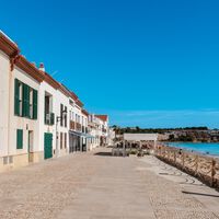 El pueblo pesquero detenido en la Edad Media, el mejor lugar para comer rico y barato, ver el eclipse solar y disfrutar de la vida mediterránea