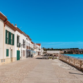 El pueblo pesquero detenido en la Edad Media, el mejor lugar para comer rico y barato, ver el eclipse solar y disfrutar de la vida mediterránea