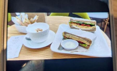 携帯電話で写真を撮るのは最適ではありませんが、少なくとも常に機能します