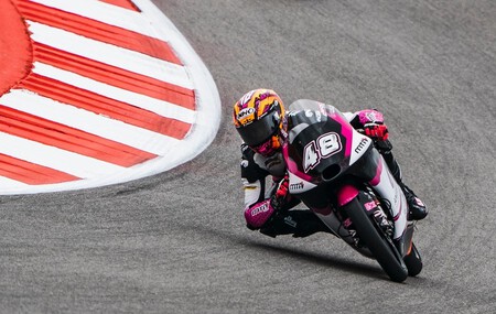 ¡Triplete! Iván Ortolá remonta para estrenarse en Moto3 por delante de Jaume Masià y Xavi Artigas