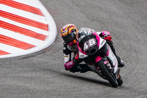 ¡Triplete! Iván Ortolá remonta para estrenarse en Moto3 por delante de Jaume Masià y Xavi Artigas