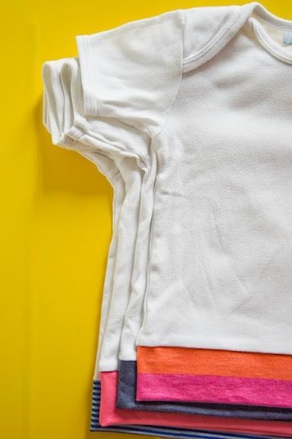 Una segunda vida para los bodies del bebé: convertirlos en camisetas