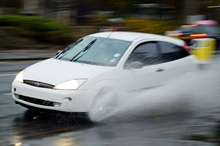 El acuaplaneo es común en temporada de lluvias: así debes actuar en caso de emergencia