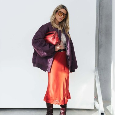 Las Adidas color vino y detalles metalizados que son la competencia directa de los mocasines este otoño 