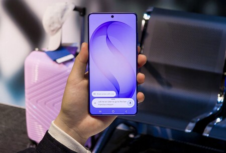 Samsung Galasy S26 Ultra con su pantalla de 6,9 pulgadas AMOLED con alta resolución, brillo y colores más realistas en la sala de espera de un aeropuerto, utilizando el asistente AI personalizado.