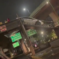 ¿Y el retorno? Quiso cruzar Periférico con su auto en un puente peatonal, y terminó justo como te imaginas
