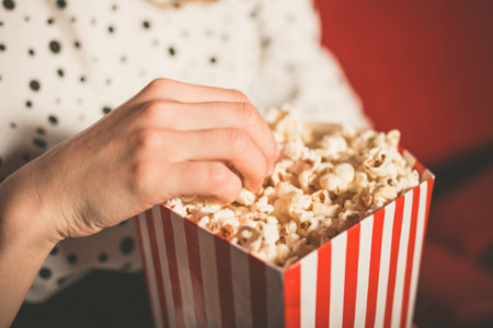 Las palomitas del cine pueden tener igual cantidad de azúcar que tres latas de refresco