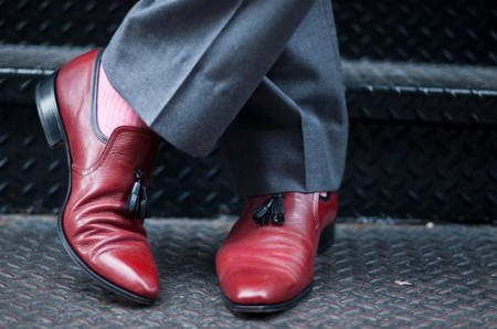 Una nota de color intenso en tus pies. ¿Te apuntas al calzado rojo? (I)