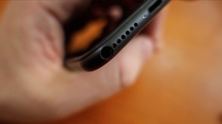Este técnico se las ha ingeniado para añadir una conector jack al iPhone 7, y funciona perfectamente