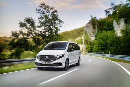 La furgoneta eléctrica Mercedes-Benz EQV llega con ocho plazas, 357 km de autonomía y un precio desde 78.885 euros