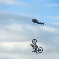 Así quedó la moto con la que Tom Cruise se tiró por un barranco. Spoiler: cuesta como una Royal Enfield