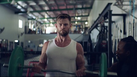 El circuito de entrenamiento de Chris Hemsworth para el que solo necesitas dos mancuernas