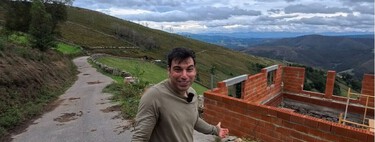 Virgilio, el joven que vive en plena montaña asturiana restaurando una cabaña abandonada con más de dos siglos de antigüedad: “Cuando la compré, pasé un detector de metales y encontré un maravedí de 1740” 