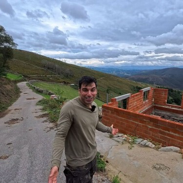 Virgilio, el joven que vive en plena montaña asturiana restaurando una cabaña abandonada con más de dos siglos de antigüedad: “Cuando la compré, pasé un detector de metales y encontré un maravedí de 1740” 