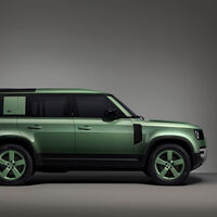 ¡Todo al verde! El Land Rover Defender celebra sus 75 años con este traje especial para su PHEV 