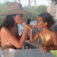 Los enormes pendientes de aro de la hija de Kim Kardashian: una moda peligrosa para las niñas