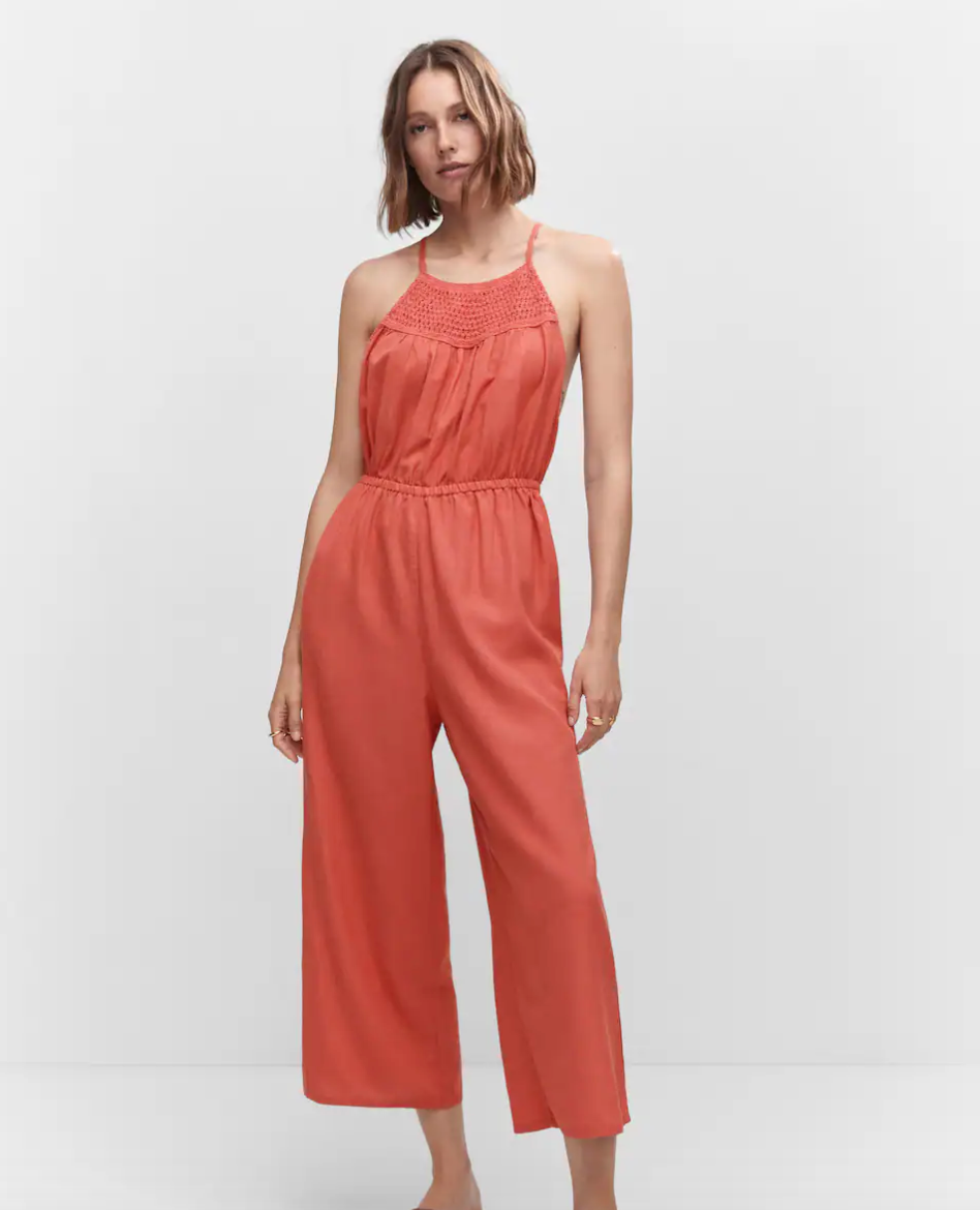 Mono con escote de crochet