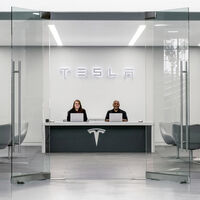 Se rompe la batería de su Tesla por la lluvia y le llega una "factura obscena". Tesla no se hace cargo porque había alerta amarilla