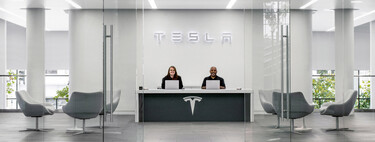 Se rompe la batería de su Tesla por la lluvia y le llega una "factura obscena". Tesla no se hace cargo porque había alerta amarilla