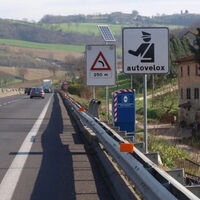 Un vecino se cansó tanto de las multas que le ha puesto una bomba al radar. La policía le está buscando