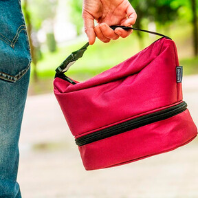 La bolsa térmica con tupper incluido por 10 euros que es ideal para llevarse la comida a la oficina, el campo o la playa 