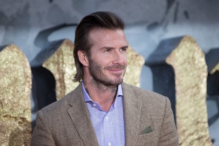 Con un nuevo look, David Beckham marcará tendencia con su pelazo en la premiere de 'King Arthur'