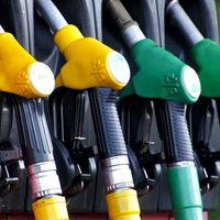 Así es el nuevo etiquetado por tipo de combustible, obligatorio en vehículos y gasolineras a partir de octubre