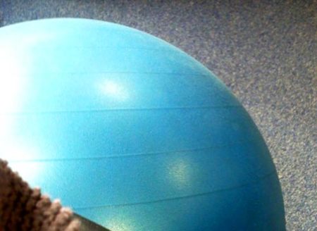 Patada de glúteos con fitball para aliviar tensiones lumbares