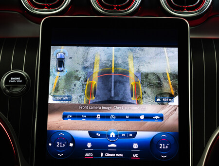 Pantallas enormes. El interior del nuevo Mercedes-Benz GLC es el mismo que el del Clase C, así que el SUV ha digitalizado aún más su interior.